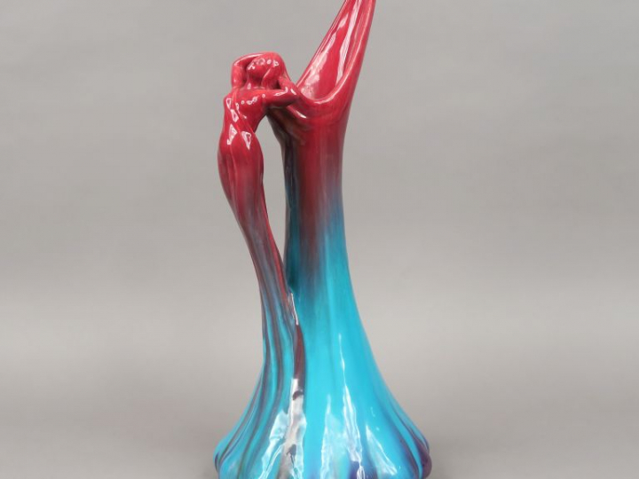 Grand pichet Art Nouveau en céramique flammée rouge et bleu, prise en 