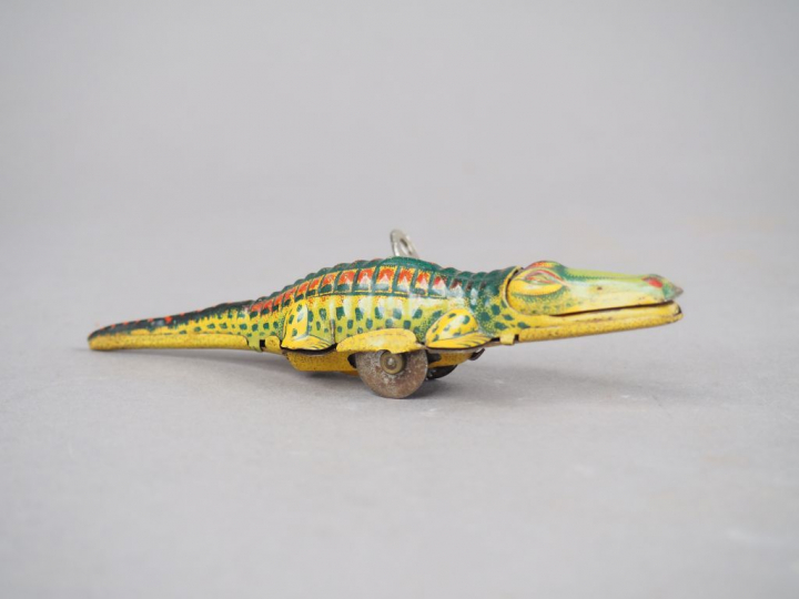 Petit jouet mécanique en tôle en forme de crocodile.  L. 13 cm