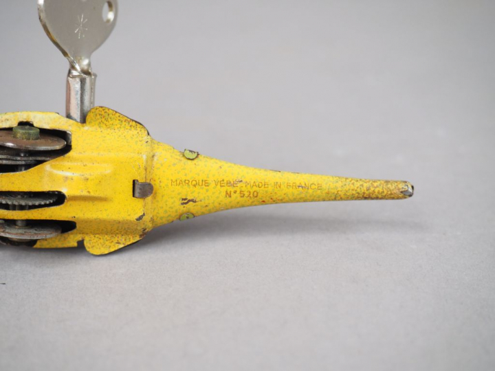 Petit jouet mécanique en tôle en forme de crocodile.  L. 13 cm