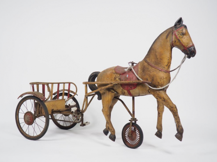 Voiture d'enfant à pédales en tôle polychrome en forme d'atellage.