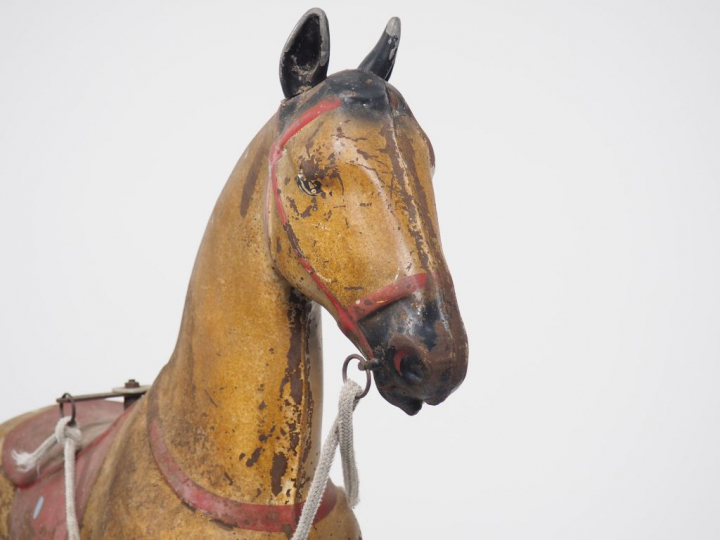 Voiture d'enfant à pédales en tôle polychrome en forme d'atellage.