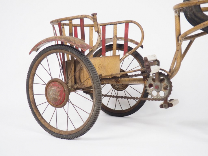 Voiture d'enfant à pédales en tôle polychrome en forme d'atellage.