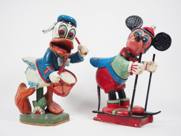 Paire de sujets en bois sculpté polychrome "Mickey" et "Donald". H. 87