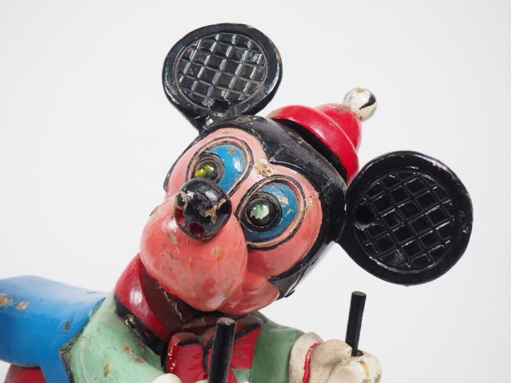 Paire de sujets en bois sculpté polychrome "Mickey" et "Donald". H. 87