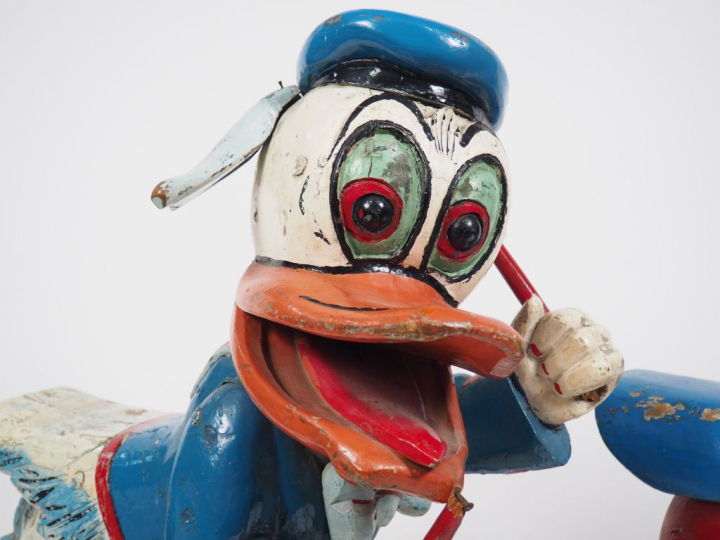 Paire de sujets en bois sculpté polychrome "Mickey" et "Donald". H. 87