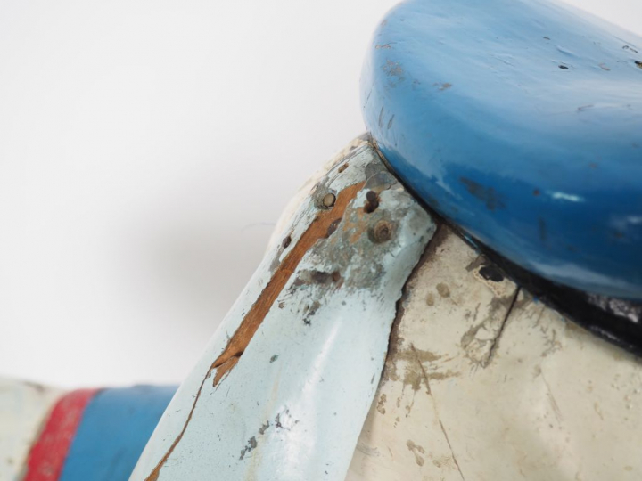 Paire de sujets en bois sculpté polychrome "Mickey" et "Donald". H. 87