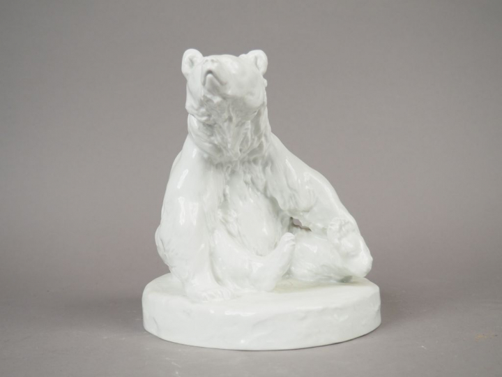 Sujet en porcelaine de Saxe 1900  "Ours polaire" H. 23 cm