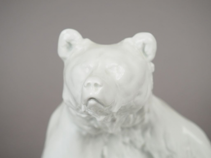 Sujet en porcelaine de Saxe 1900  "Ours polaire" H. 23 cm
