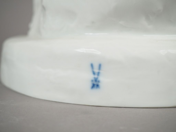 Sujet en porcelaine de Saxe 1900  "Ours polaire" H. 23 cm