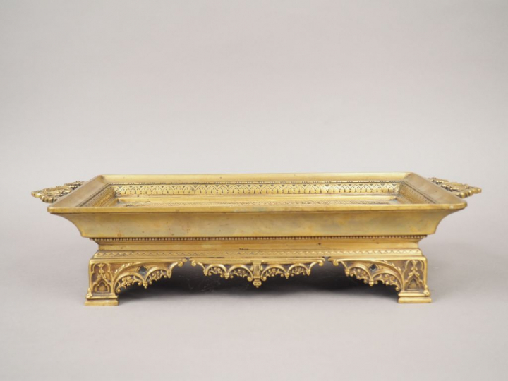 E. PICAULT. Grande coupe en bronze à décor de scène de cour égyptienne