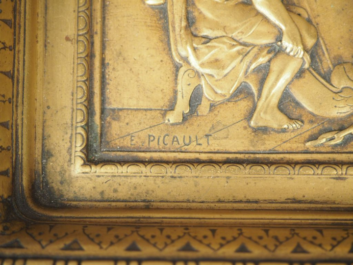 E. PICAULT. Grande coupe en bronze à décor de scène de cour égyptienne