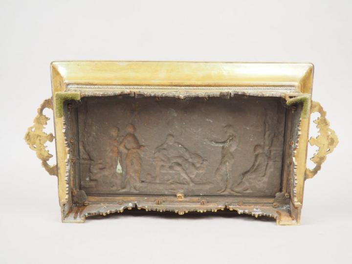 E. PICAULT. Grande coupe en bronze à décor de scène de cour égyptienne