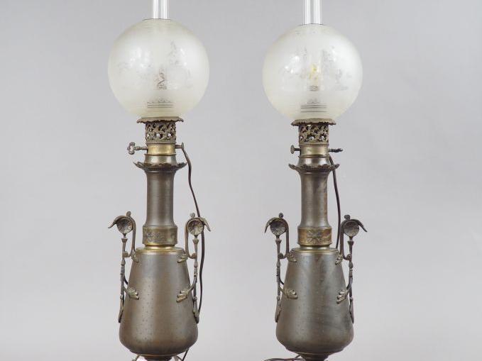 Paire de lampes à pétrole Napoléon III en bronze. Anses feuillagées.  