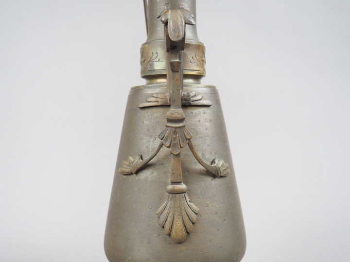 Paire de lampes à pétrole Napoléon III en bronze. Anses feuillagées.  