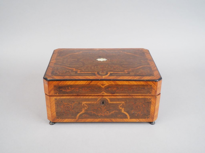 Coffret Napoléon III en marqueterie, à décor de rinceaux feuillagés. 1