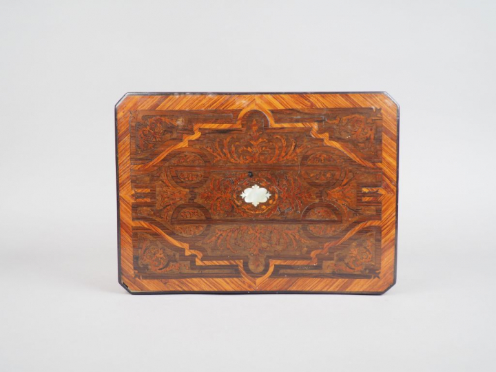 Coffret Napoléon III en marqueterie, à décor de rinceaux feuillagés. 1