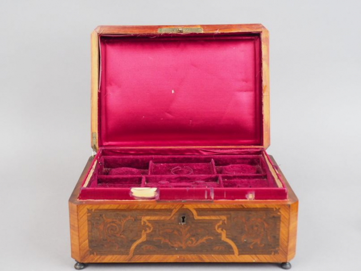 Coffret Napoléon III en marqueterie, à décor de rinceaux feuillagés. 1