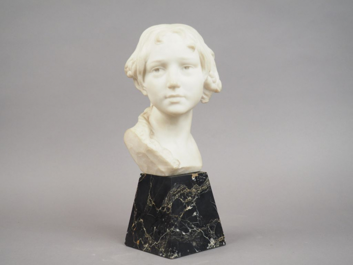 A. MONELLI. "Cosette" Buste en marbre blanc de Carrare. Socle en marbr
