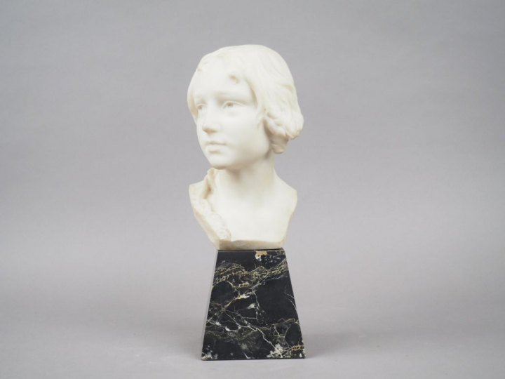 A. MONELLI. "Cosette" Buste en marbre blanc de Carrare. Socle en marbr
