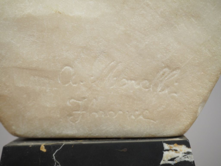 A. MONELLI. "Cosette" Buste en marbre blanc de Carrare. Socle en marbr