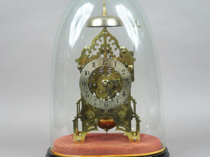 Pendule squelette de style Louis XIV en bronze sous globe. H. 40,5 cm