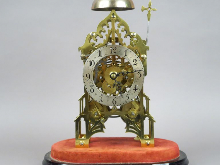 Pendule squelette de style Louis XIV en bronze sous globe. H. 40,5 cm