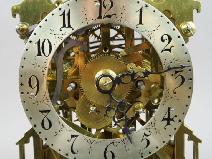 Pendule squelette de style Louis XIV en bronze sous globe. H. 40,5 cm