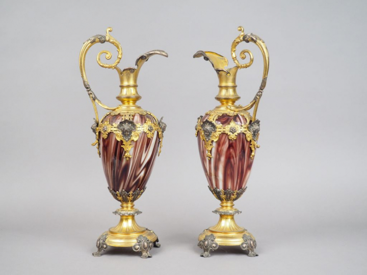 Paire d'aiguières Napoléon III en opaline, à décor marbré. Monture en 