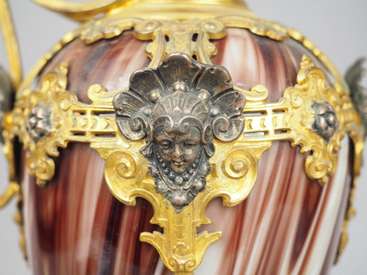 Paire d'aiguières Napoléon III en opaline, à décor marbré. Monture en 