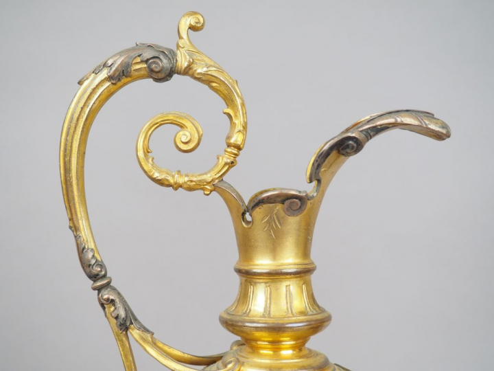 Paire d'aiguières Napoléon III en opaline, à décor marbré. Monture en 