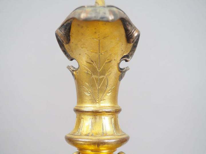 Paire d'aiguières Napoléon III en opaline, à décor marbré. Monture en 