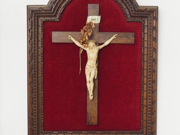 Crucifix XIXème en bois et ivoire sculpté. Dim. 60 x 47 cm