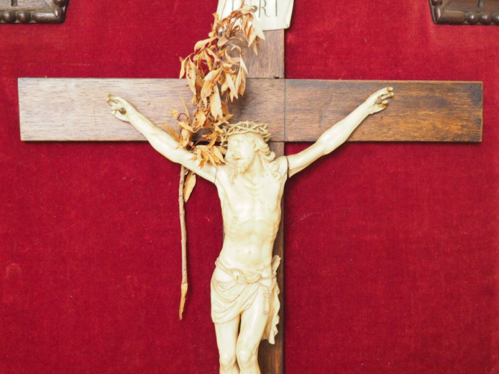 Crucifix XIXème en bois et ivoire sculpté. Dim. 60 x 47 cm
