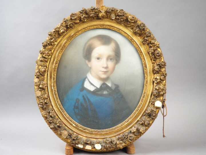 Antonin MOINE. "Portrait de jeune garçon".  Pastel, signé en bas à dro