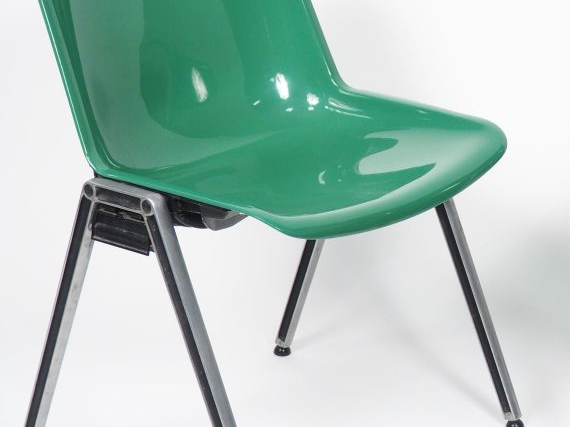 10 chaises 1970 modèle SM 203. Coque plastique vert et piétement alu (