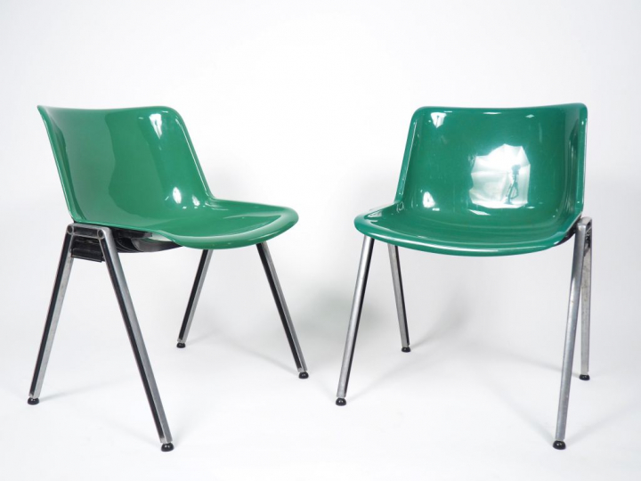 10 chaises 1970 modèle SM 203. Coque plastique vert et piétement alu (