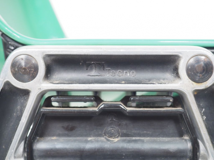 10 chaises 1970 modèle SM 203. Coque plastique vert et piétement alu (