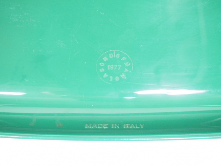 10 chaises 1970 modèle SM 203. Coque plastique vert et piétement alu (