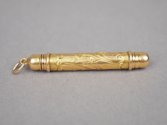 Vente aux enchères Porte-mine en or jaune, à décor de rinceaux.  Poids. 6,54 g
