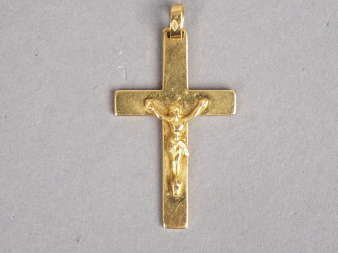 Pendentif en or jaune en forme de croix.  3,2 x 2 cm  Poids. 3,51 g