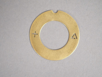 Vente aux enchères DINH VAN. Pendentif circulaire en or jaune.  Signé. Poids. 2,55 g