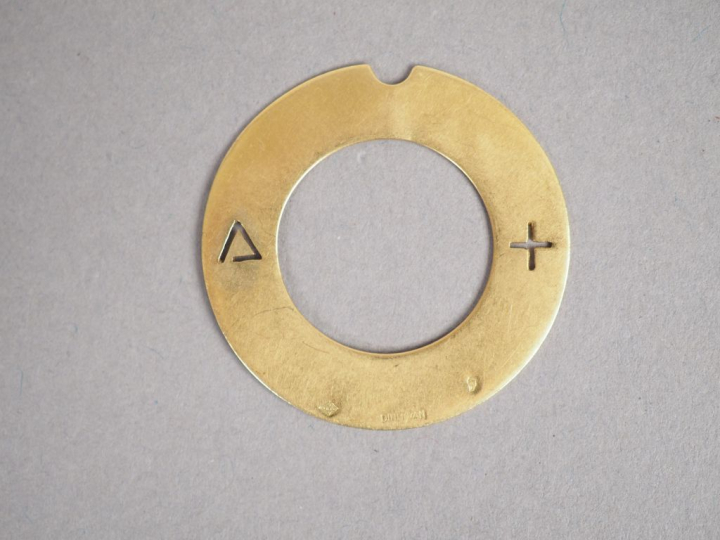 DINH VAN. Pendentif circulaire en or jaune.  Signé. Poids. 2,55 g