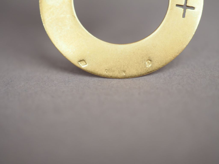 DINH VAN. Pendentif circulaire en or jaune.  Signé. Poids. 2,55 g