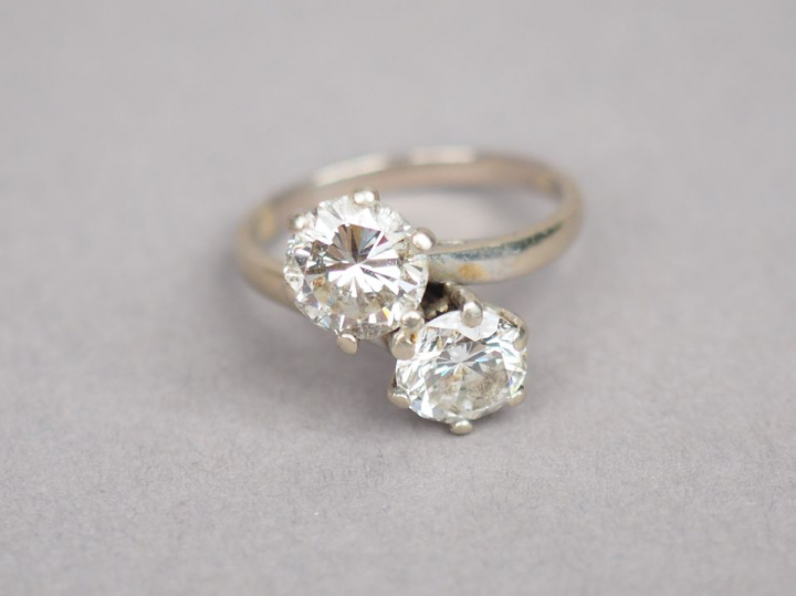 Bague "Toi   Moi" en or blanc, ornée de deux diamants taille ancienne 