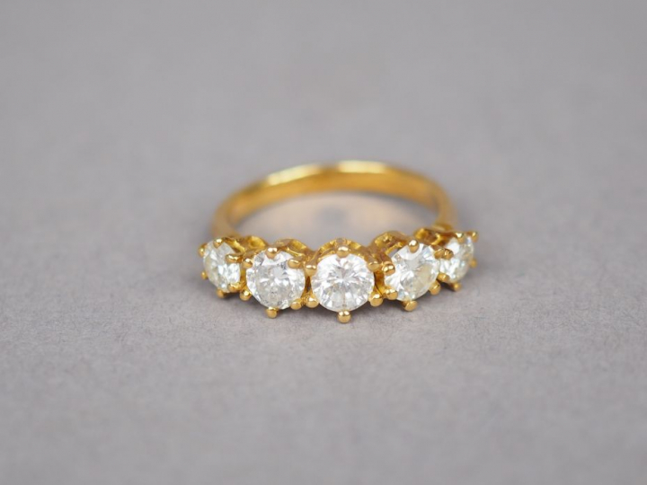 Bague en or jaune, ornée d'une ligne de cinq diamants.  TDD. 50 Poids 