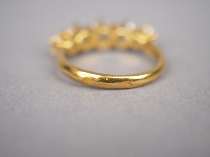 Bague en or jaune, ornée d'une ligne de cinq diamants.  TDD. 50 Poids 