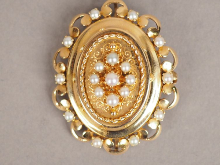 Bracelet transformable Napoléon III en or jaune et perles. Médaillon d