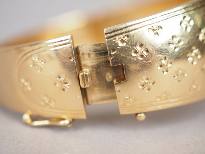 Bracelet transformable Napoléon III en or jaune et perles. Médaillon d