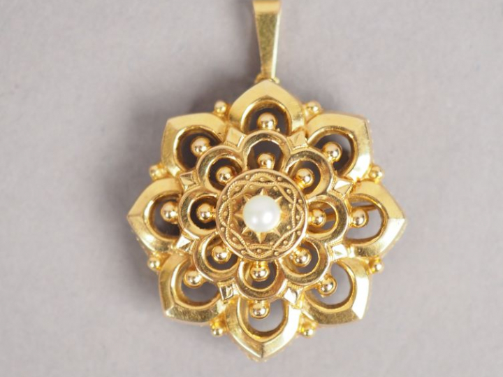 Pendentif transformable en broche Napoléon III en or jaune et perle, à