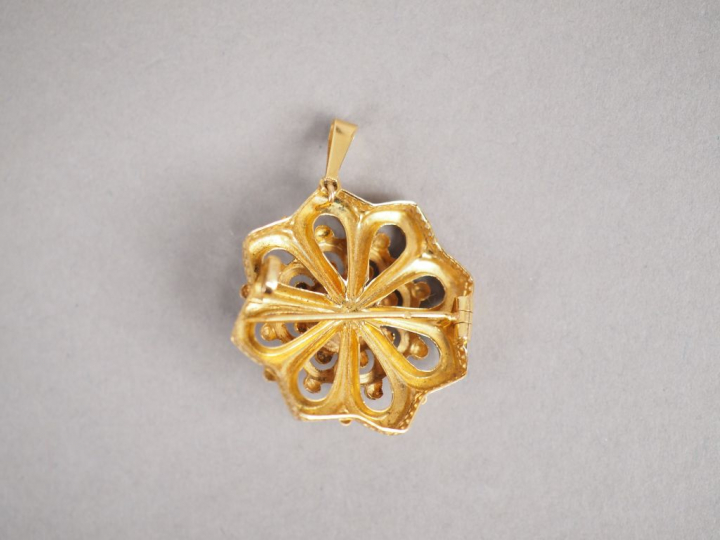 Pendentif transformable en broche Napoléon III en or jaune et perle, à